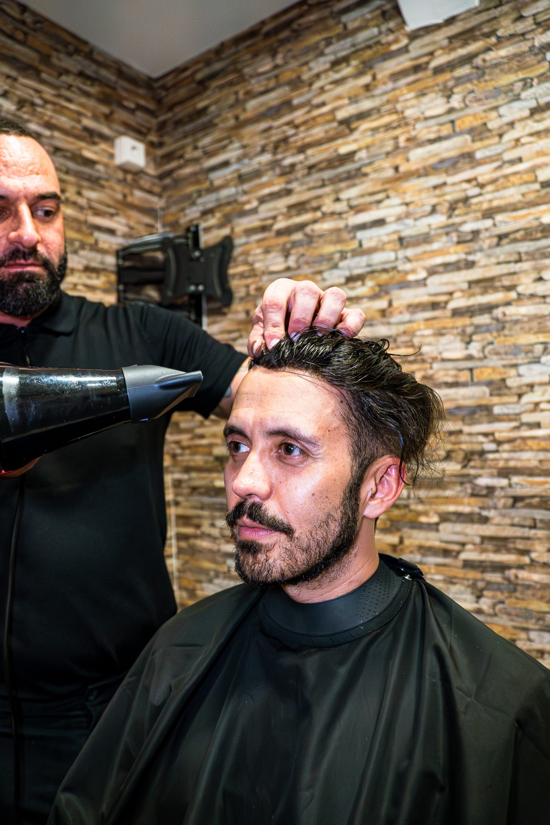 Modelado de prótesis capilar con secador profesional en Studio By 351 Madrid