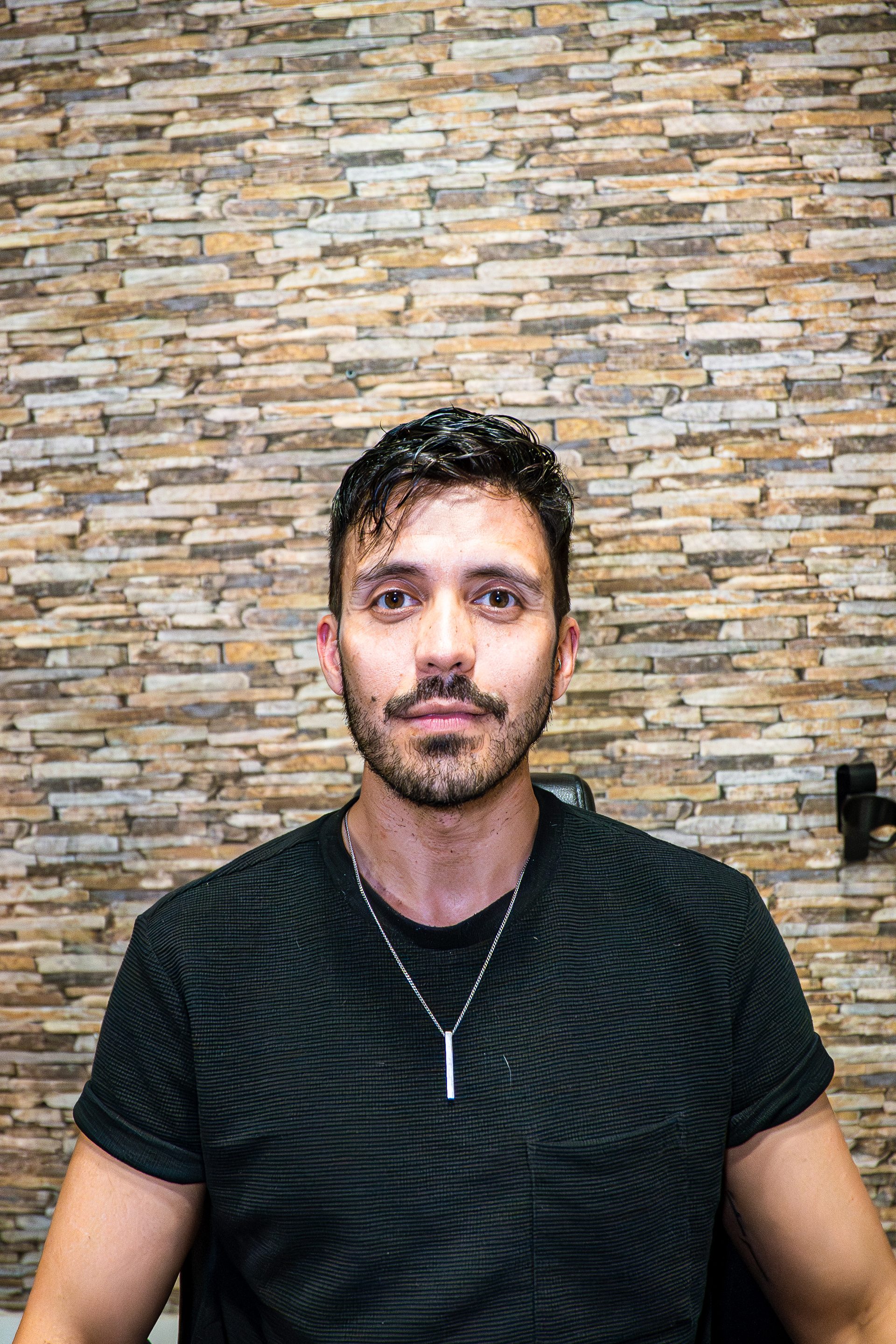 Resultado final prótesis capilar — retrato frontal de cliente satisfecho, Madrid